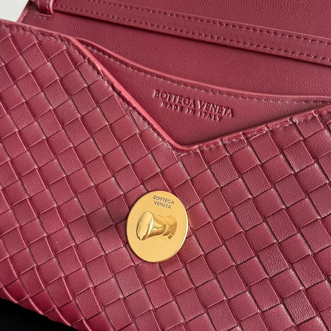 Batch 1660 BOTTEGA VENETA 2025 new product KNOT LOCK crossbody bag subverts the rigid lines of traditional tote bags, using drapey leather to create a three-dimensional silhouette that breathes. It has compartments and multiple card slots inside, making it a versatile commuter bag that can be used in various occasions. The details are full of exquisiteness, the casual retro color tone, and the upper body are full of elegance. Whether you are commuting or going out on the street, you can easily hold it. The two carrying methods of hand-carrying and long shoulder strap are very practical! At the same time, the shoulder strap is detachable, suitable for various dressing styles~ Whether it is a dinner party or daily commuting, it can be easily controlled and becomes your versatile tool❤️ Style number: 817191 Size: 25*16*5.5cm